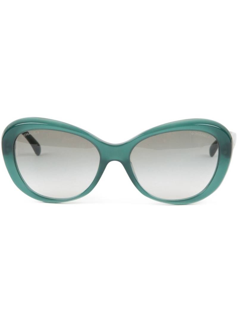 CHANEL Pre-Owned 2000s Camellia-appliqué cat-eye sunglasses - Green von CHANEL Pre-Owned