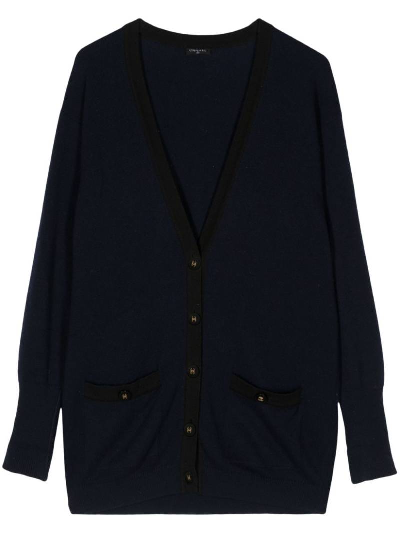 CHANEL Pre-Owned 2000s elongated V-neck cardigan - Blue von CHANEL Pre-Owned