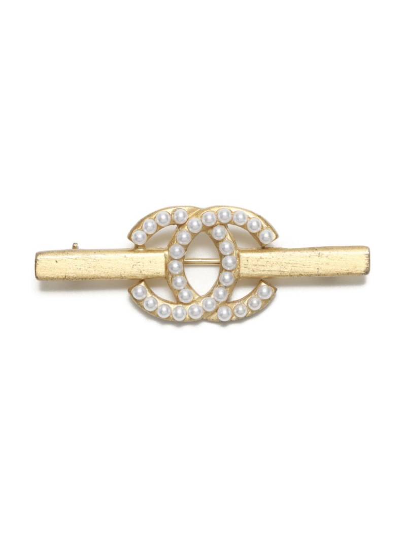 CHANEL Pre-Owned 2001 CC brooch - Gold von CHANEL Pre-Owned