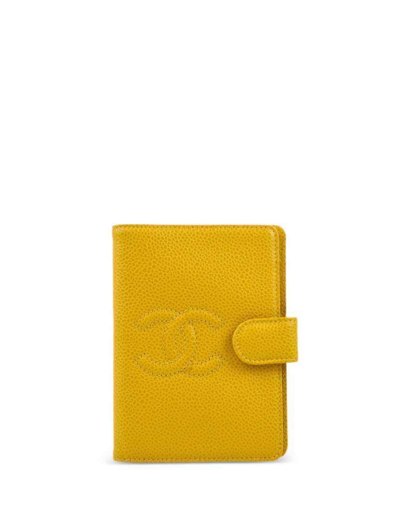 CHANEL Pre-Owned 2002 CC notebook cover - Yellow von CHANEL Pre-Owned