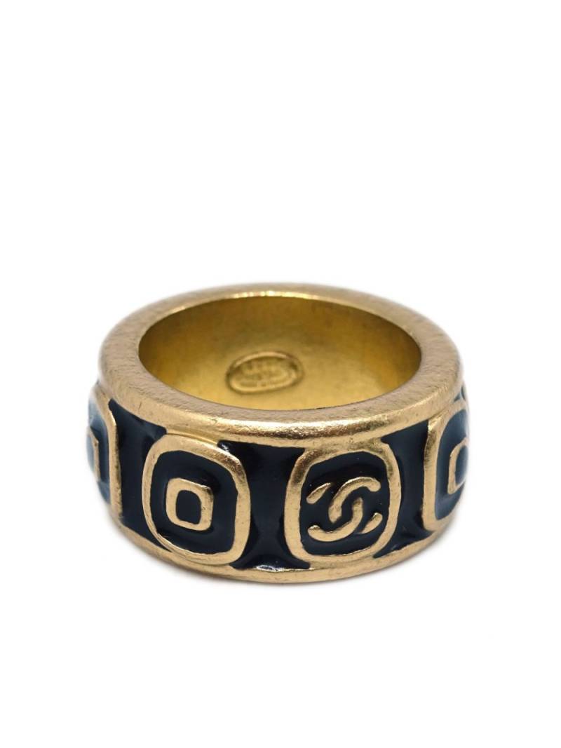 CHANEL Pre-Owned 2002 logo-embossed band ring - Gold von CHANEL Pre-Owned