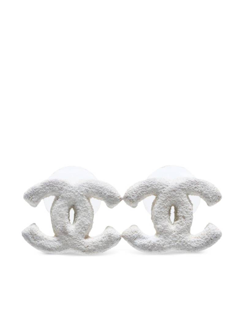 CHANEL Pre-Owned 2003 CC stud earrings - White von CHANEL Pre-Owned