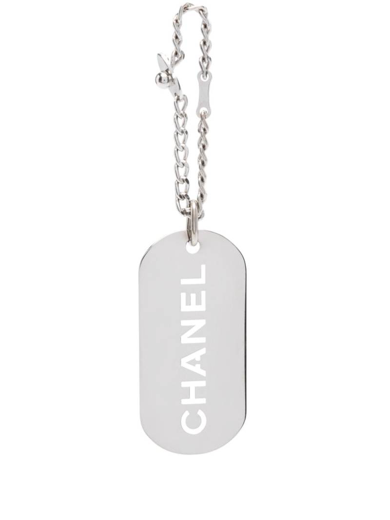 CHANEL Pre-Owned 2004 cut-out logo keyring - Silver von CHANEL Pre-Owned