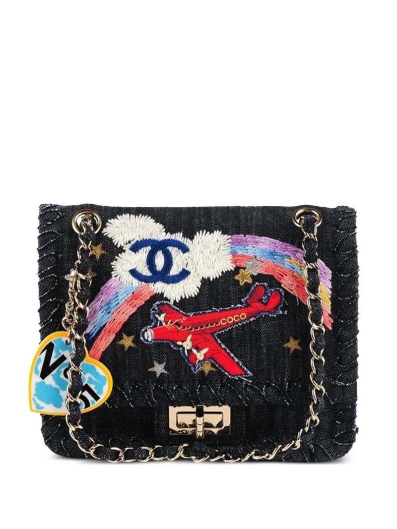 CHANEL Pre-Owned 2006 2.55 Reissue Limited Edition Airplanes denim shoulder bag - Blue von CHANEL Pre-Owned