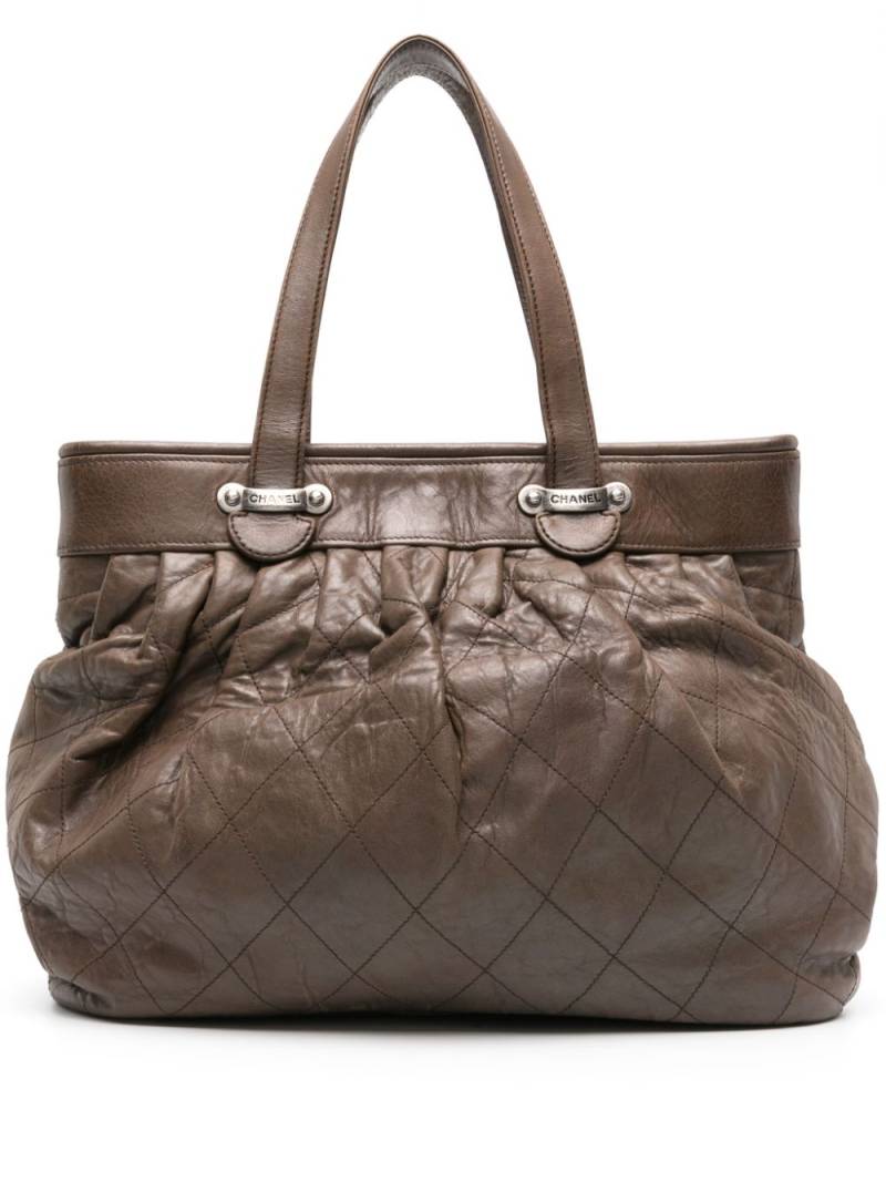 CHANEL Pre-Owned 2006-2008 diamond-quilted leather tote bag - Brown von CHANEL Pre-Owned