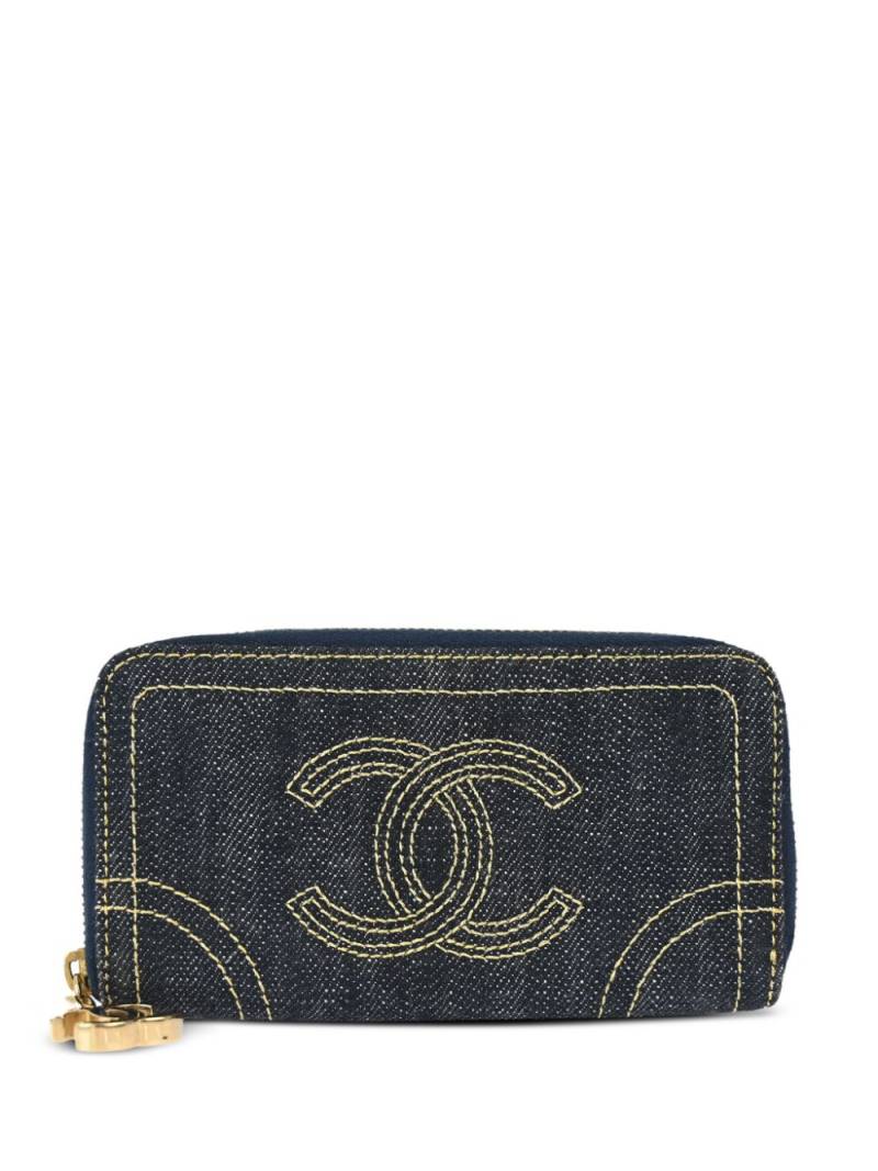 CHANEL Pre-Owned 2006 CC denim wallet - Blue von CHANEL Pre-Owned