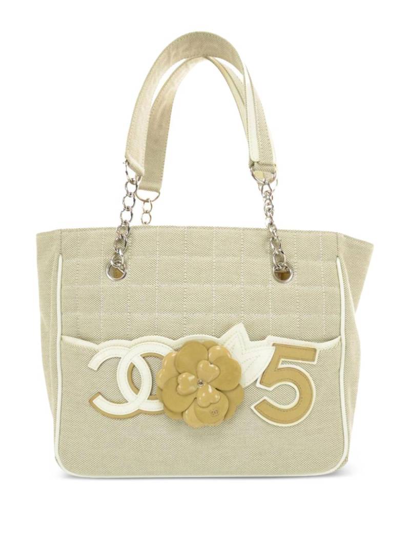 CHANEL Pre-Owned 2006 Camellia Nº5 tote bag - Neutrals von CHANEL Pre-Owned