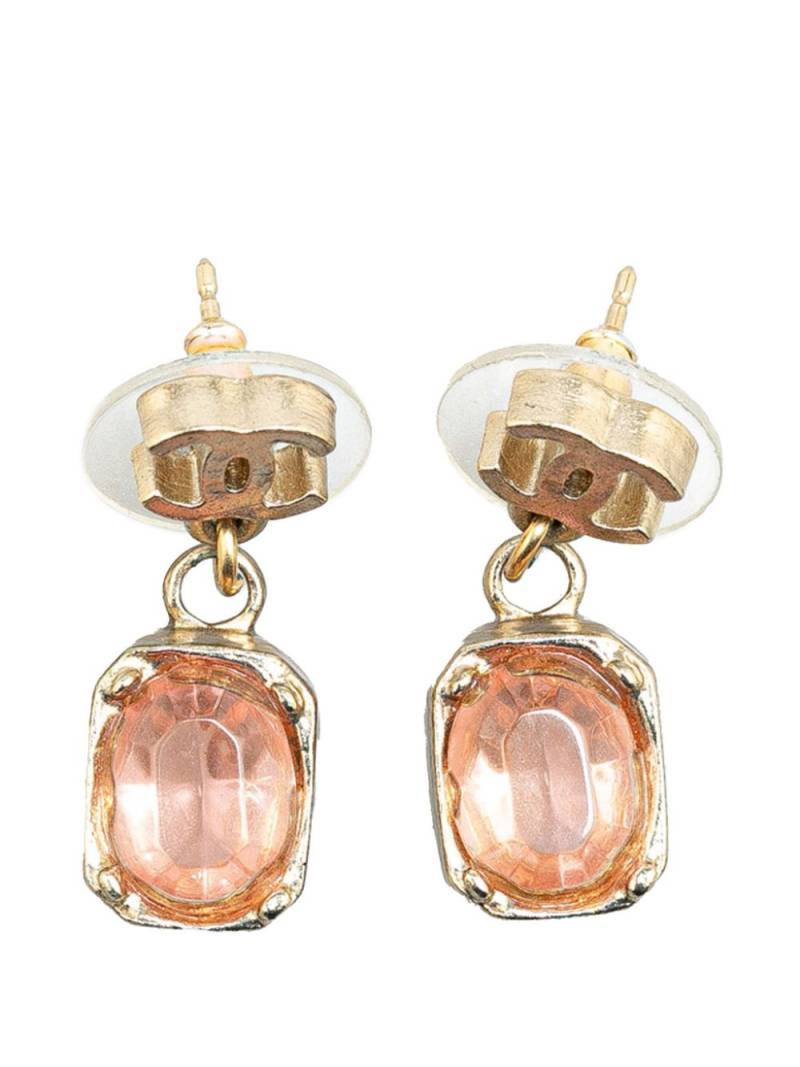 CHANEL Pre-Owned 2007 Gold Plated CC Crystal Drop Push Back costume earrings - Pink von CHANEL Pre-Owned