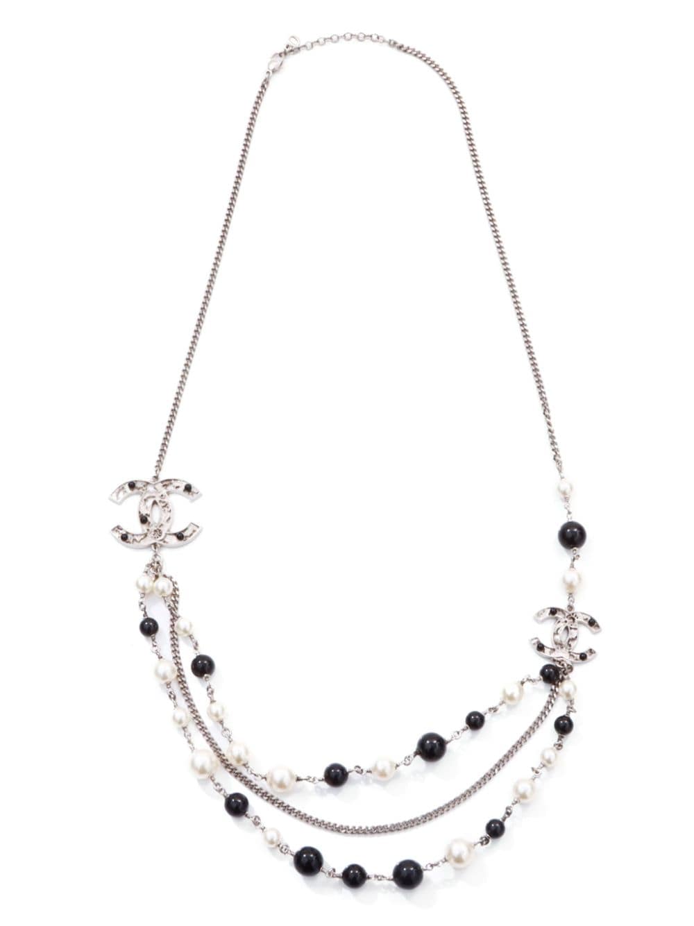 CHANEL Pre-Owned 2008 long CC pearl-embellished necklace - Silver von CHANEL Pre-Owned