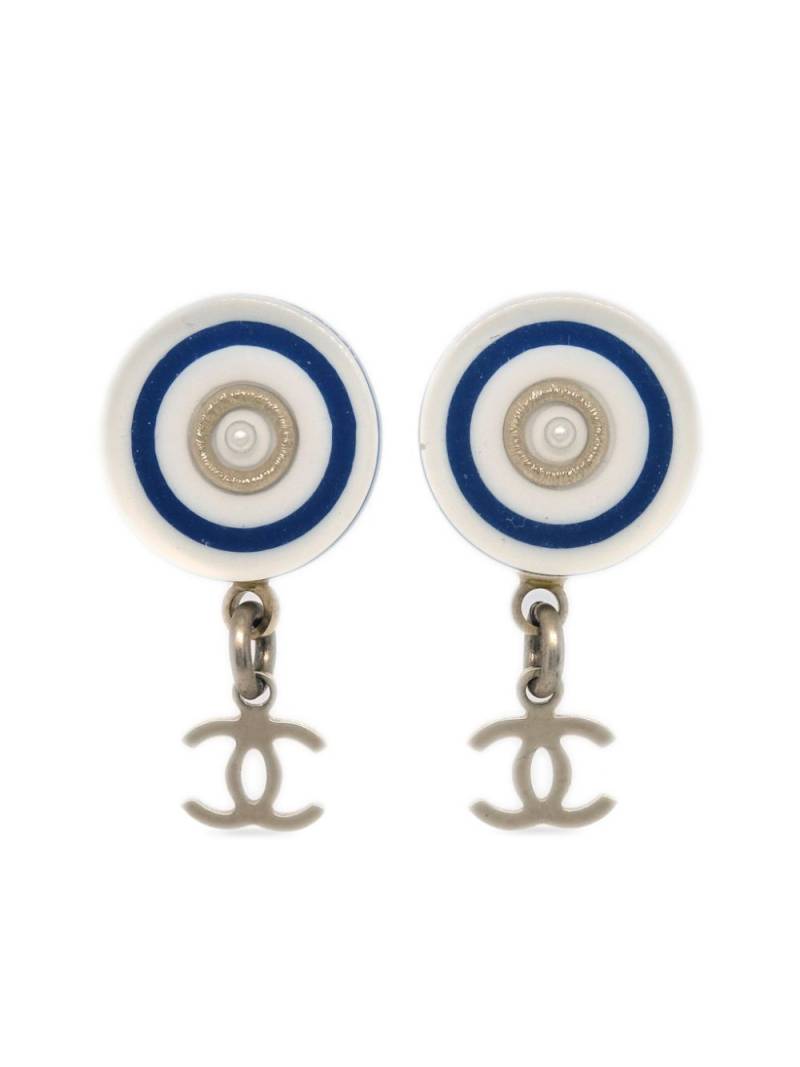 CHANEL Pre-Owned 2010 CC button dangle stud earrings - White von CHANEL Pre-Owned