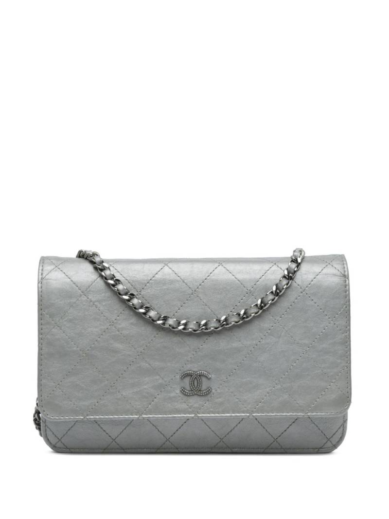 CHANEL Pre-Owned 2011 CC Quilted Aged Calfskin Wallet On Chain crossbody bag - Silver von CHANEL Pre-Owned