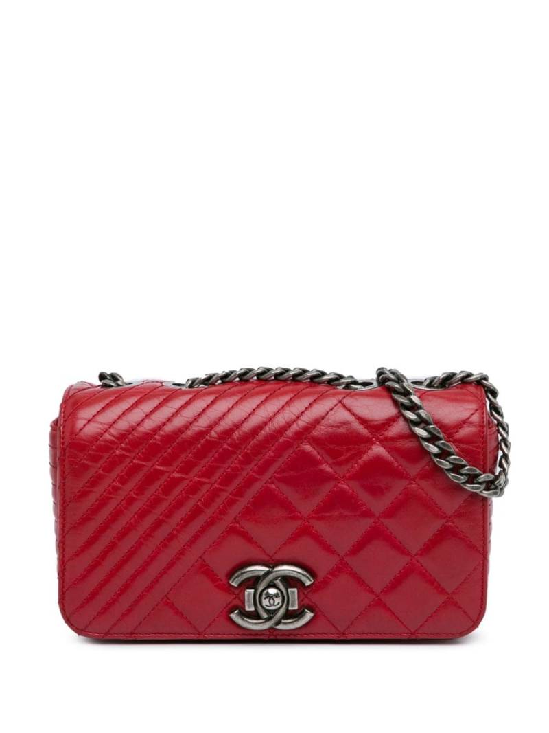 CHANEL Pre-Owned 2014-2015 Small Glazed Calfskin Coco Boy Flap shoulder bag - Red von CHANEL Pre-Owned