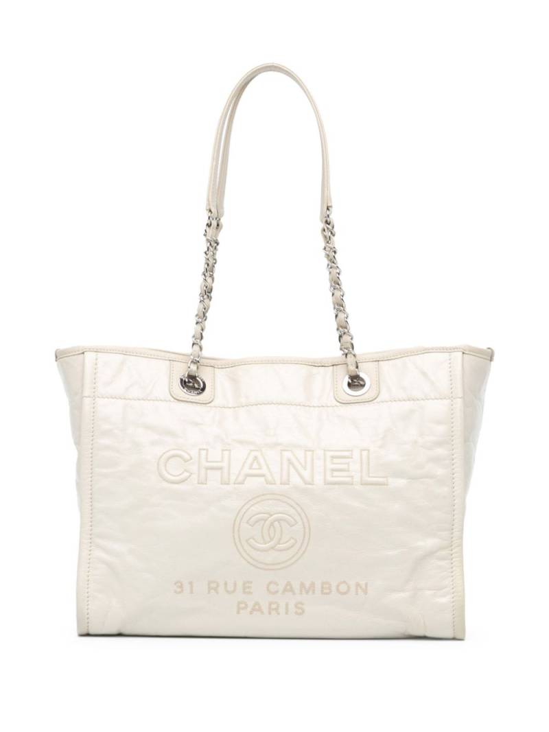 CHANEL Pre-Owned 2016-2017 Small Glazed Calfskin Deauville tote bag - White von CHANEL Pre-Owned