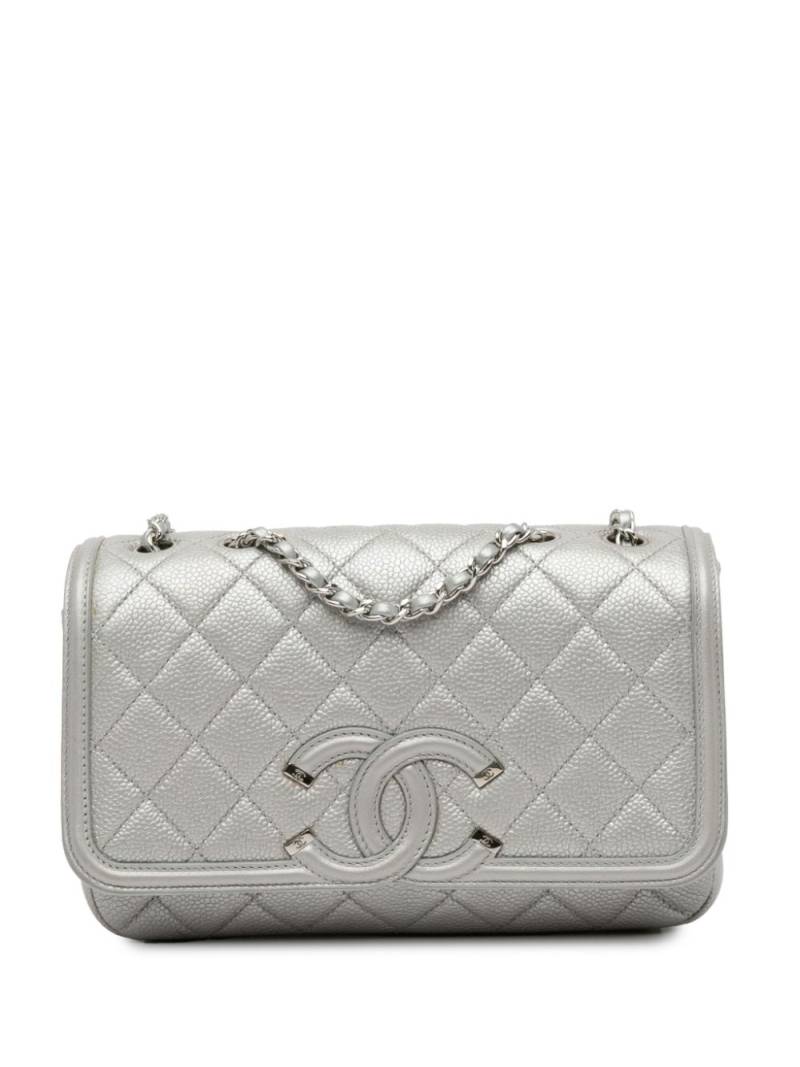 CHANEL Pre-Owned 2016-2017 Small Metallic Caviar CC Filigree Flap crossbody bag - Silver von CHANEL Pre-Owned