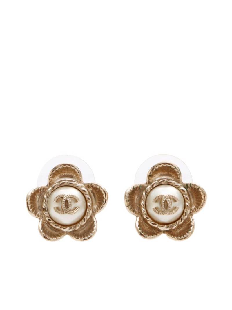 CHANEL Pre-Owned 2016 CC pearl clip-on earrings - White von CHANEL Pre-Owned