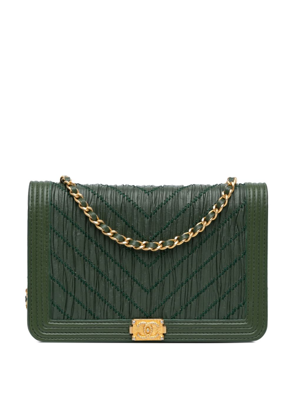 CHANEL Pre-Owned 2018 Chevron Quilted Crumpled Calfskin Boy Wallet On Chain crossbody bag - Green von CHANEL Pre-Owned