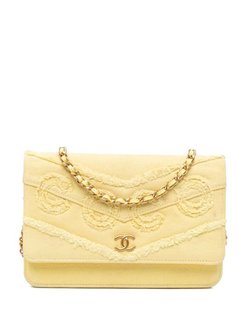 CHANEL Pre-Owned 2019 Denim Fringe Coco Wallet On Chain crossbody bag - Yellow von CHANEL Pre-Owned