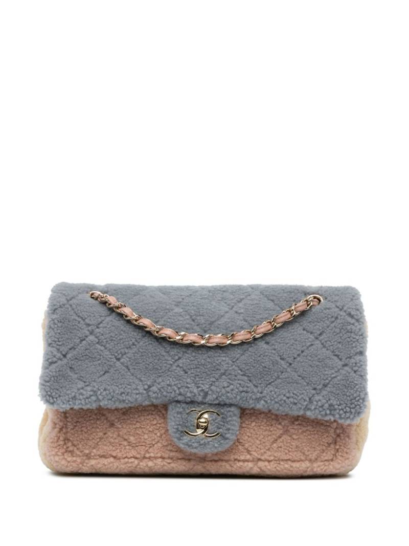 CHANEL Pre-Owned 2019 Maxi Bicolor Shearling Single Flap shoulder bag - Grey von CHANEL Pre-Owned