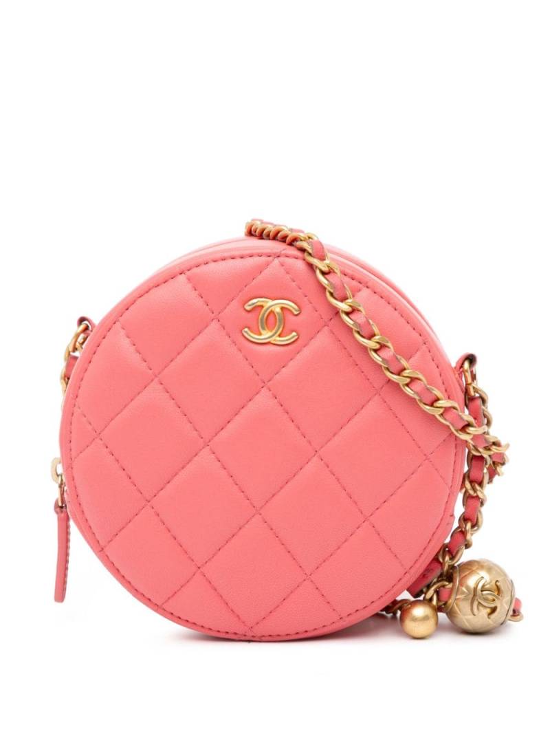 CHANEL Pre-Owned 2020 CC Quilted Lambskin Pearl Crush Round Clutch with Chain crossbody bag - Pink von CHANEL Pre-Owned