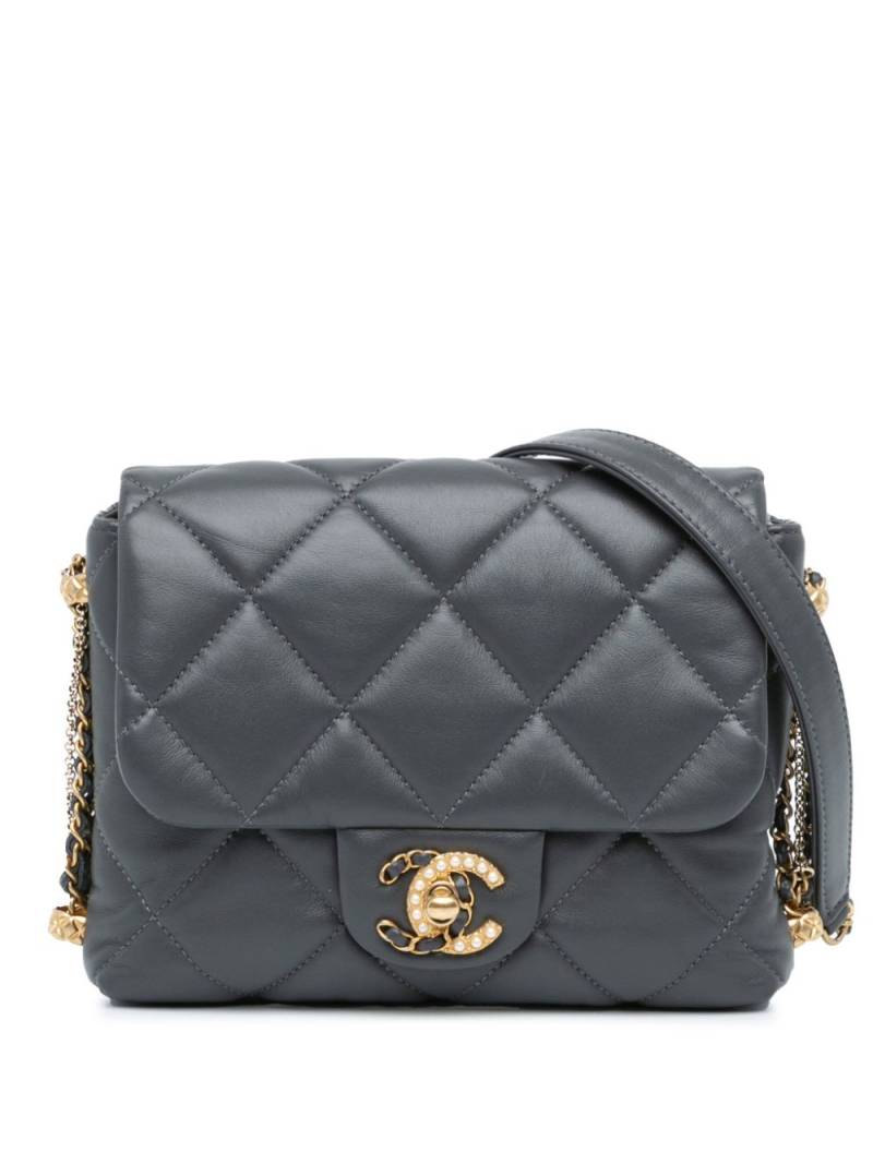 CHANEL Pre-Owned 2021-2023 Mini Quilted Lambskin Crush on Chains Flap crossbody bag - Grey von CHANEL Pre-Owned