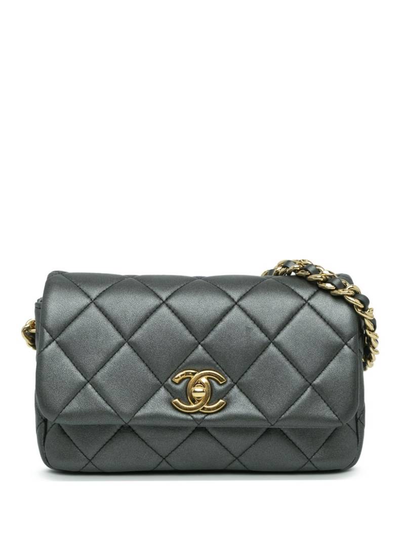 CHANEL Pre-Owned 2021-2024 Quilted Metallic Lambskin Logo Charm Chain Flap crossbody bag - Grey von CHANEL Pre-Owned