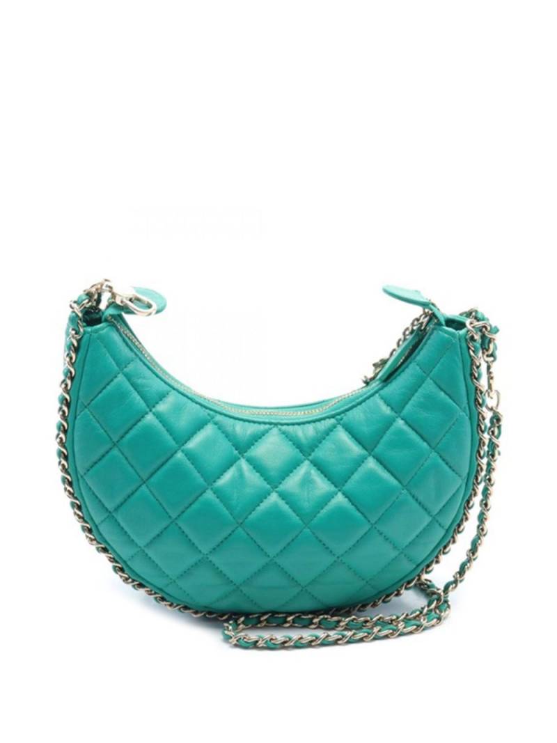 CHANEL Pre-Owned 2021-2024 Small Quilted Lambskin Chain Around Hook Hobo crossbody bag - Green von CHANEL Pre-Owned