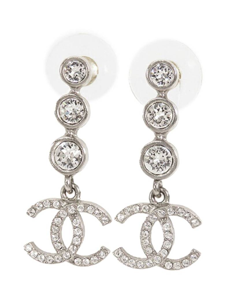 CHANEL Pre-Owned 2021 Brass CC Crystal Drop Push Back costume earrings - Silver von CHANEL Pre-Owned