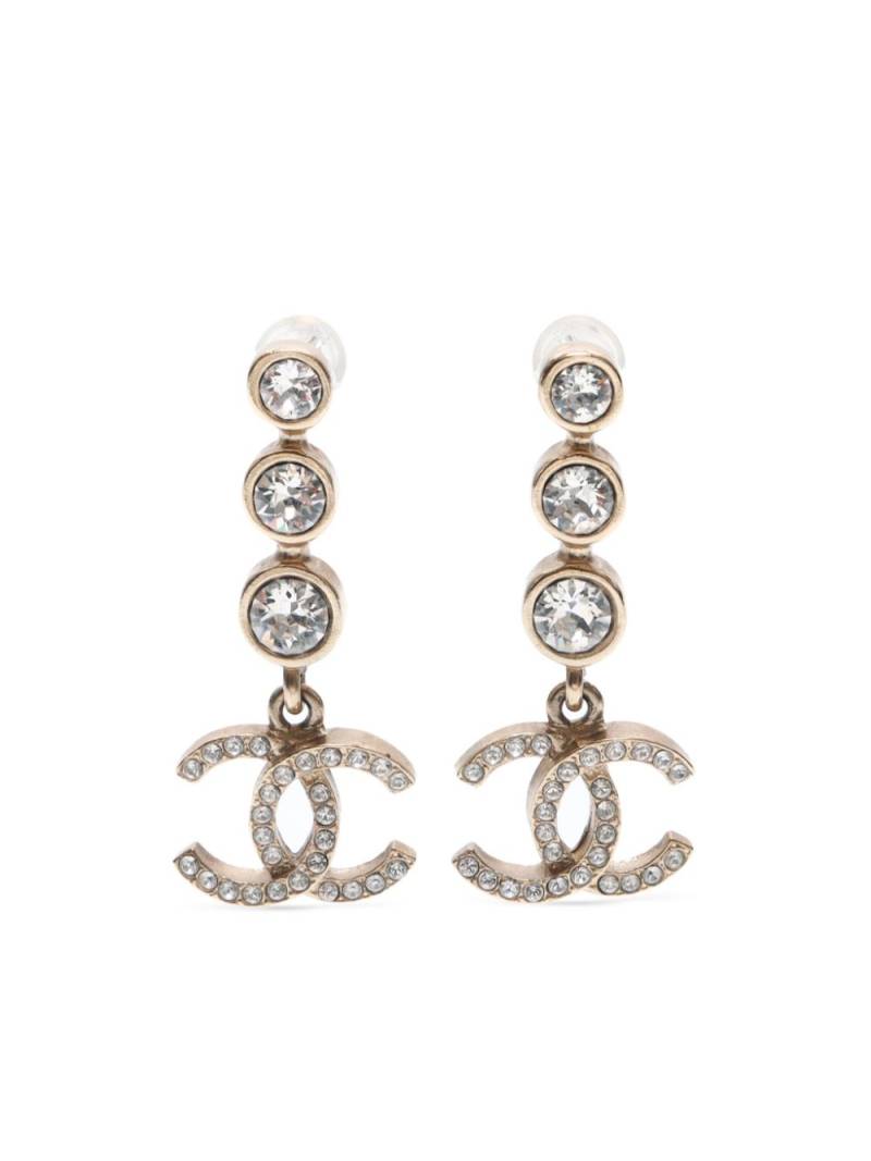 CHANEL Pre-Owned 2021 CC drop earrings - Gold von CHANEL Pre-Owned