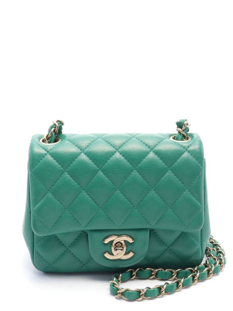 CHANEL Pre-Owned 2021 mini matelassé leather shoulder bag - Green von CHANEL Pre-Owned