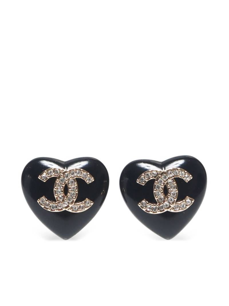 CHANEL Pre-Owned 2022 CC heart stud earrings - Black von CHANEL Pre-Owned