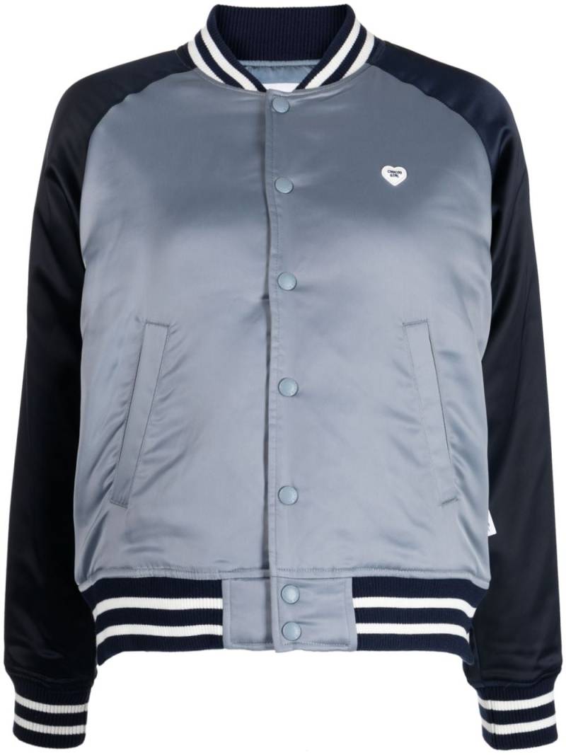 CHOCOOLATE logo-appliqué satin bomber jacket - Blue von CHOCOOLATE