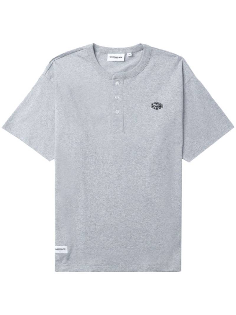 CHOCOOLATE logo-patch cotton Henley T-shirt - Grey von CHOCOOLATE