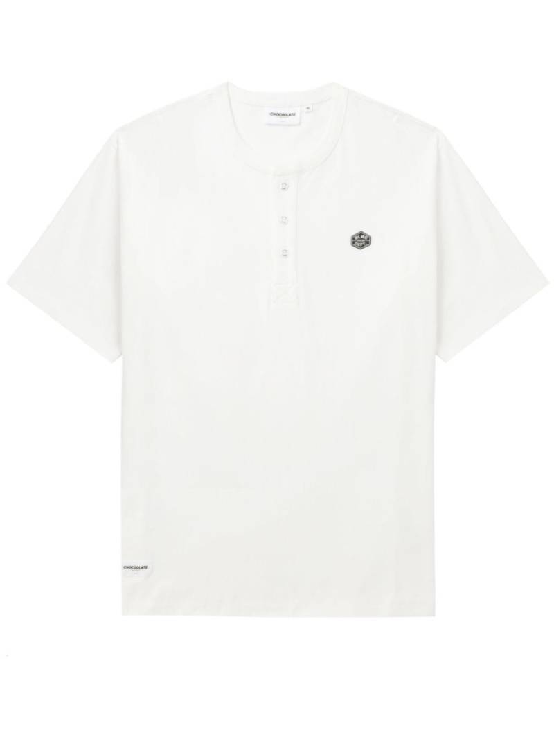 CHOCOOLATE logo-patch cotton Henley T-shirt - White von CHOCOOLATE