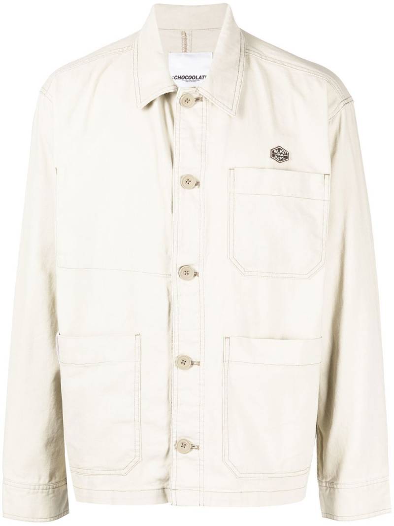 CHOCOOLATE logo-patch long-sleeve jacket - White von CHOCOOLATE