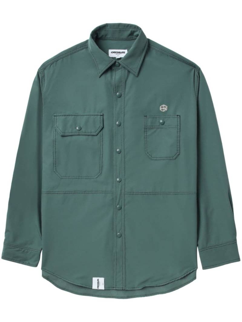 CHOCOOLATE logo-patch long-sleeves shirt - Green von CHOCOOLATE