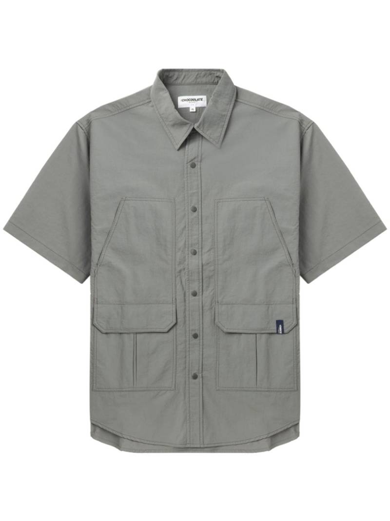 CHOCOOLATE logo-patch short-sleeves shirt - Grey von CHOCOOLATE