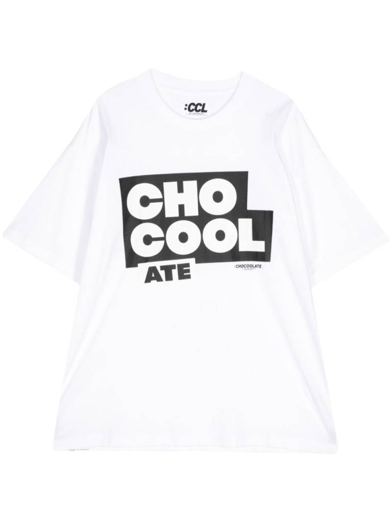 CHOCOOLATE logo-print cotton T-shirt - White von CHOCOOLATE