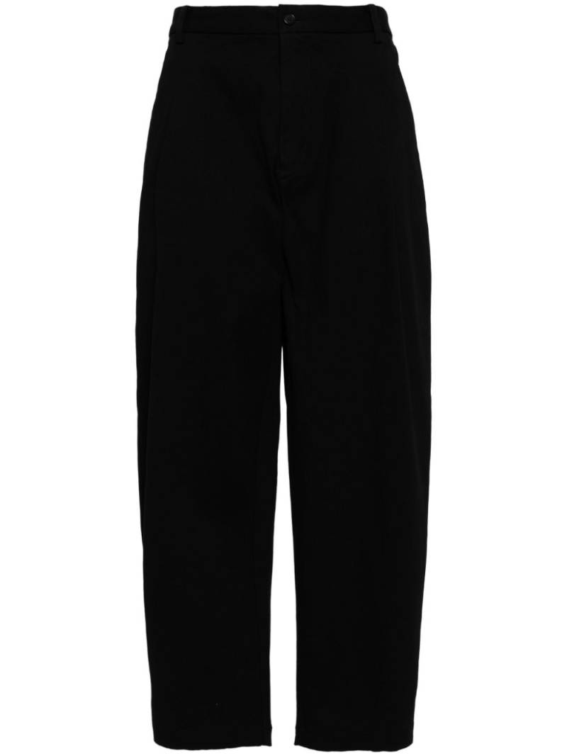 CROQUIS pleat-detailing tapered trousers - Black von CROQUIS