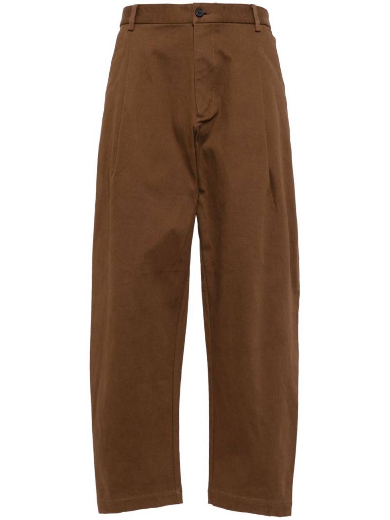 CROQUIS pleat-detailing tapered trousers - Brown von CROQUIS