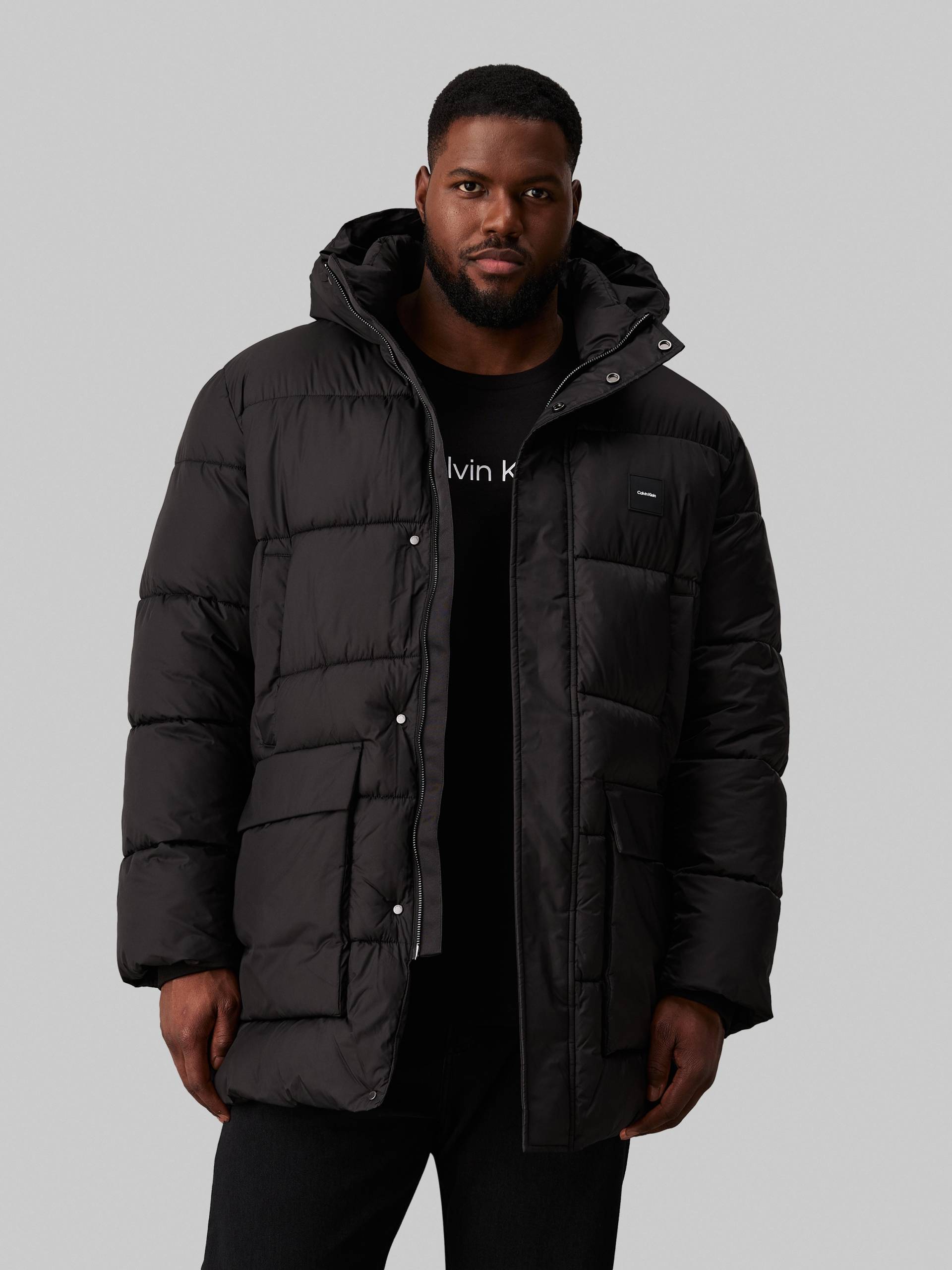 Calvin Klein Big&Tall Steppmantel »BT_LONG HOODED QUILT PUFFER MW«, in Grossen Grössen mit Logopatch von Calvin Klein Big&Tall