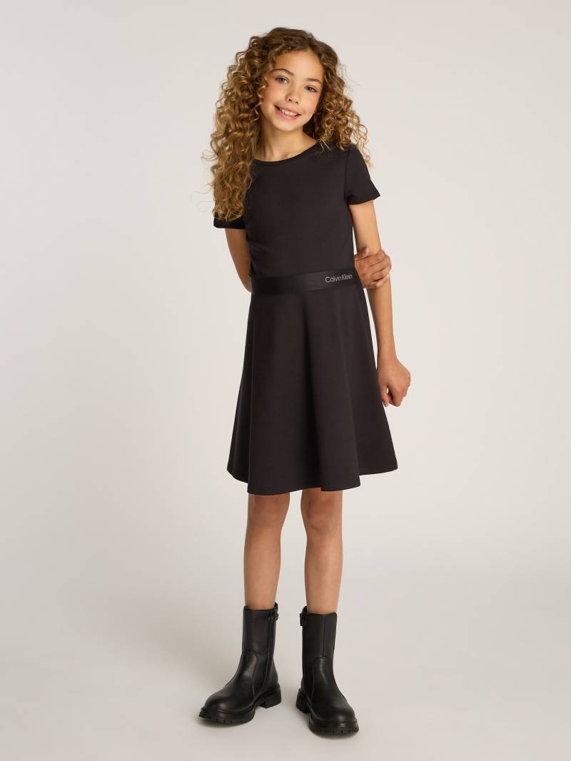 Calvin Klein Jeans A-Linien-Kleid »LOGO TAPE SS PUNTO DRESS«, für Kinder bis 16 Jahre mit Logoschriftzug von Calvin Klein Jeans