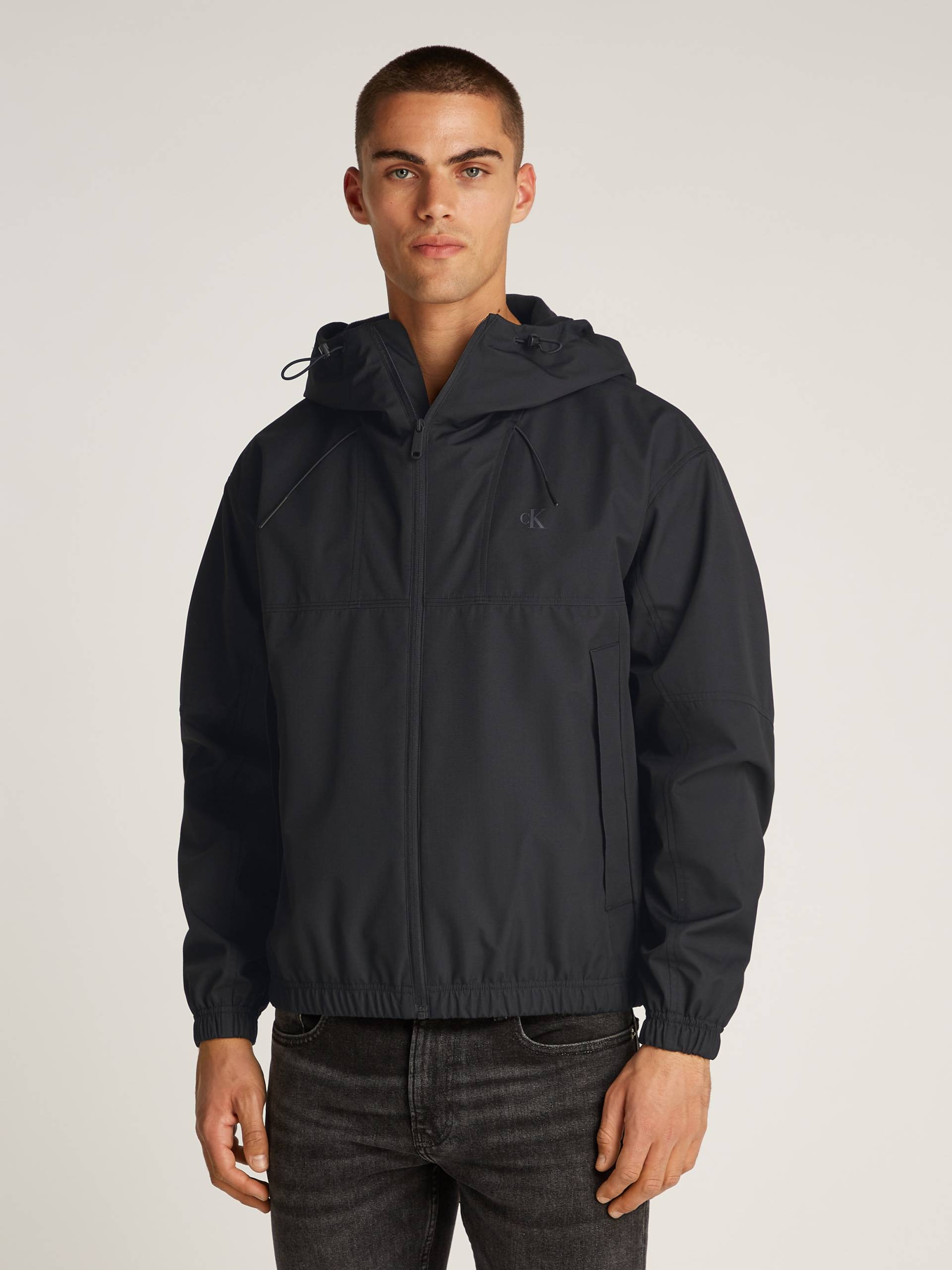 Calvin Klein Jeans Allwetterjacke »TECHNICAL JACKET«, mit Kapuze, Logodruck, Eingriffstaschen von Calvin Klein Jeans