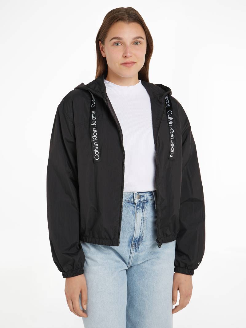 Calvin Klein Jeans Outdoorjacke »LOGO DRAWSTRING WINDBREAKER«, mit Kapuze, mit Logoschriftzug von Calvin Klein Jeans