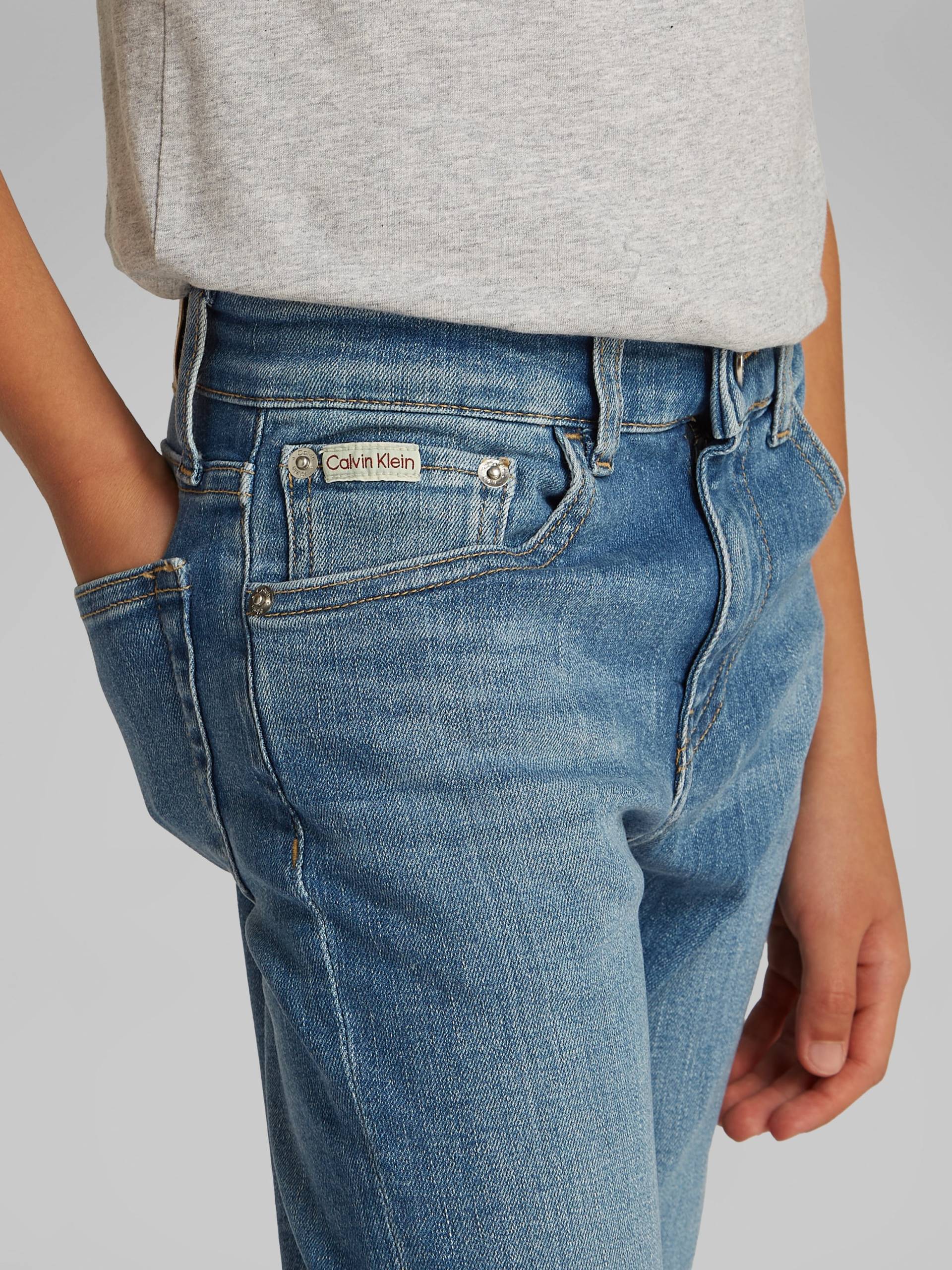 Calvin Klein Jeans Straight-Jeans »ESS. WASHED BLUE DAD«, für Kinder bis 16 Jahre mit Lederpatch von Calvin Klein Jeans