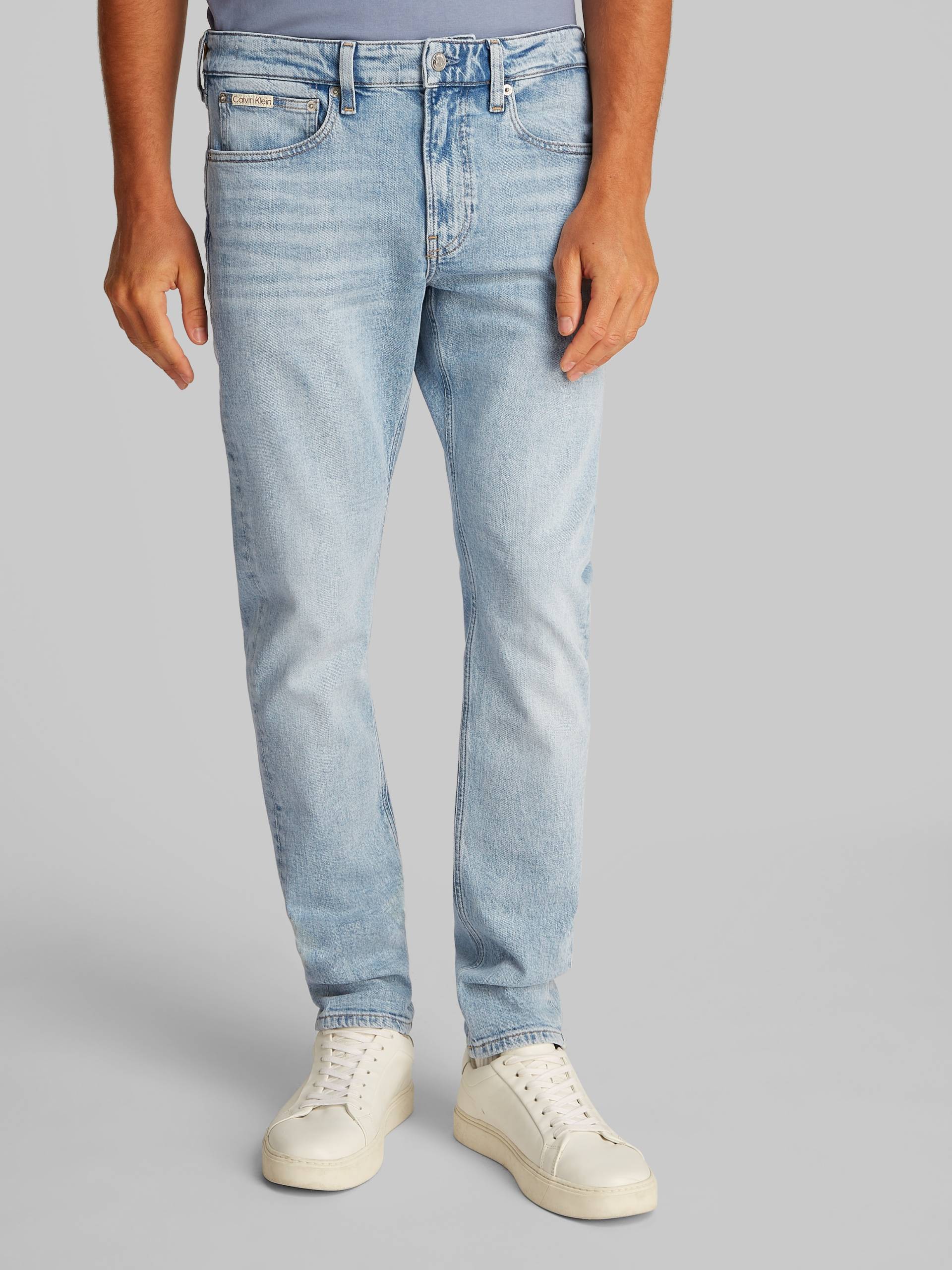 Calvin Klein Jeans Tapered-fit-Jeans »SLIM TAPER«, in hellblauer Waschung von Calvin Klein Jeans