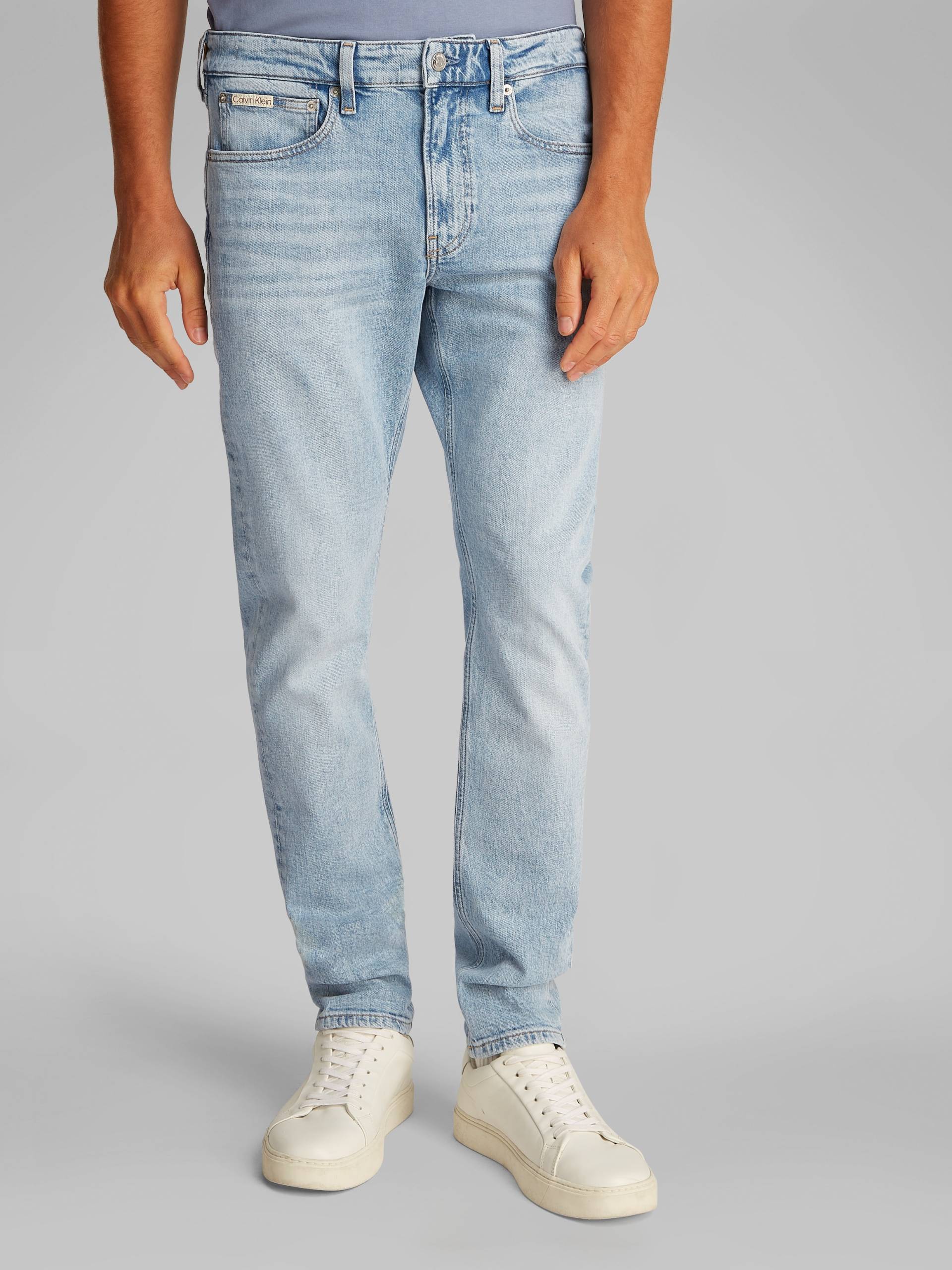 Calvin Klein Jeans Tapered-fit-Jeans »SLIM TAPER«, in hellblauer Waschung von Calvin Klein Jeans