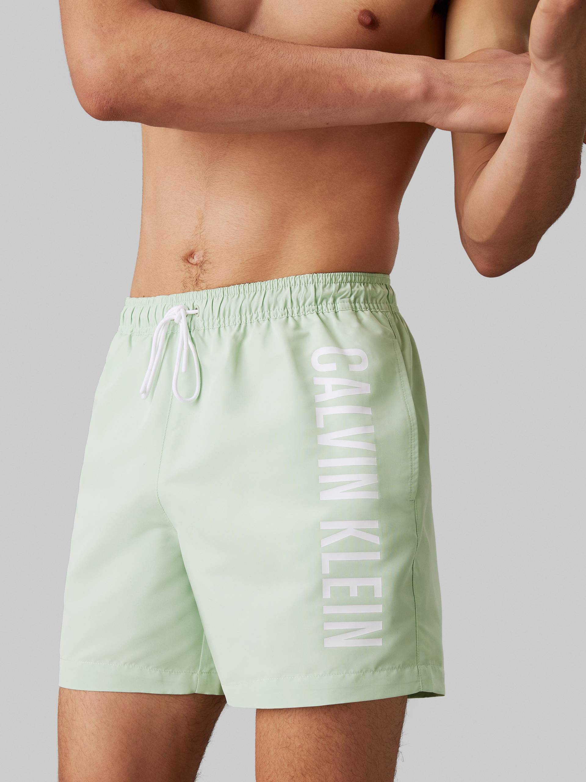 Calvin Klein Swimwear Badeshorts »MEDIUM DRAWSTRING«, mit kontrastfarbenem Logo-Schrifztug am Bein von Calvin Klein Swimwear