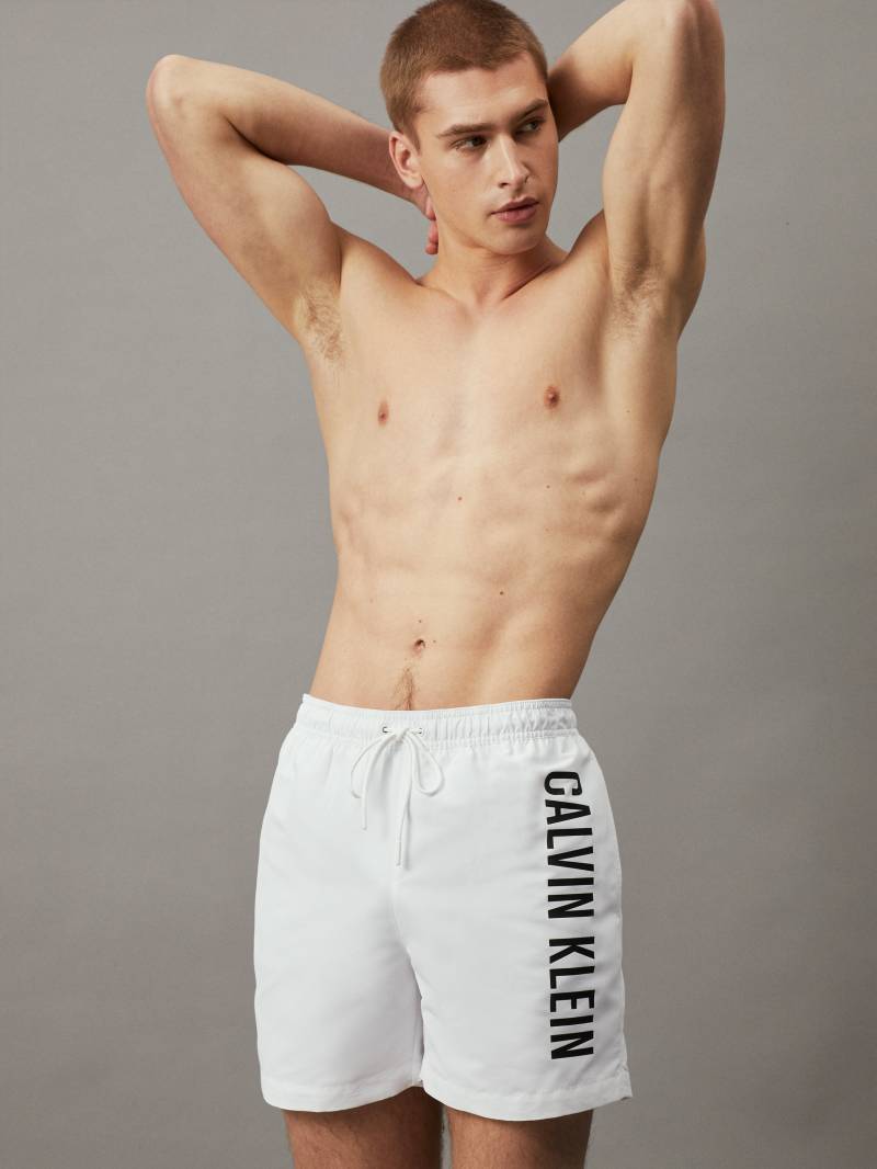 Calvin Klein Swimwear Badeshorts »MEDIUM DRAWSTRING«, mit kontrastfarbenem Logo-Schrifztug am Bein von Calvin Klein Swimwear