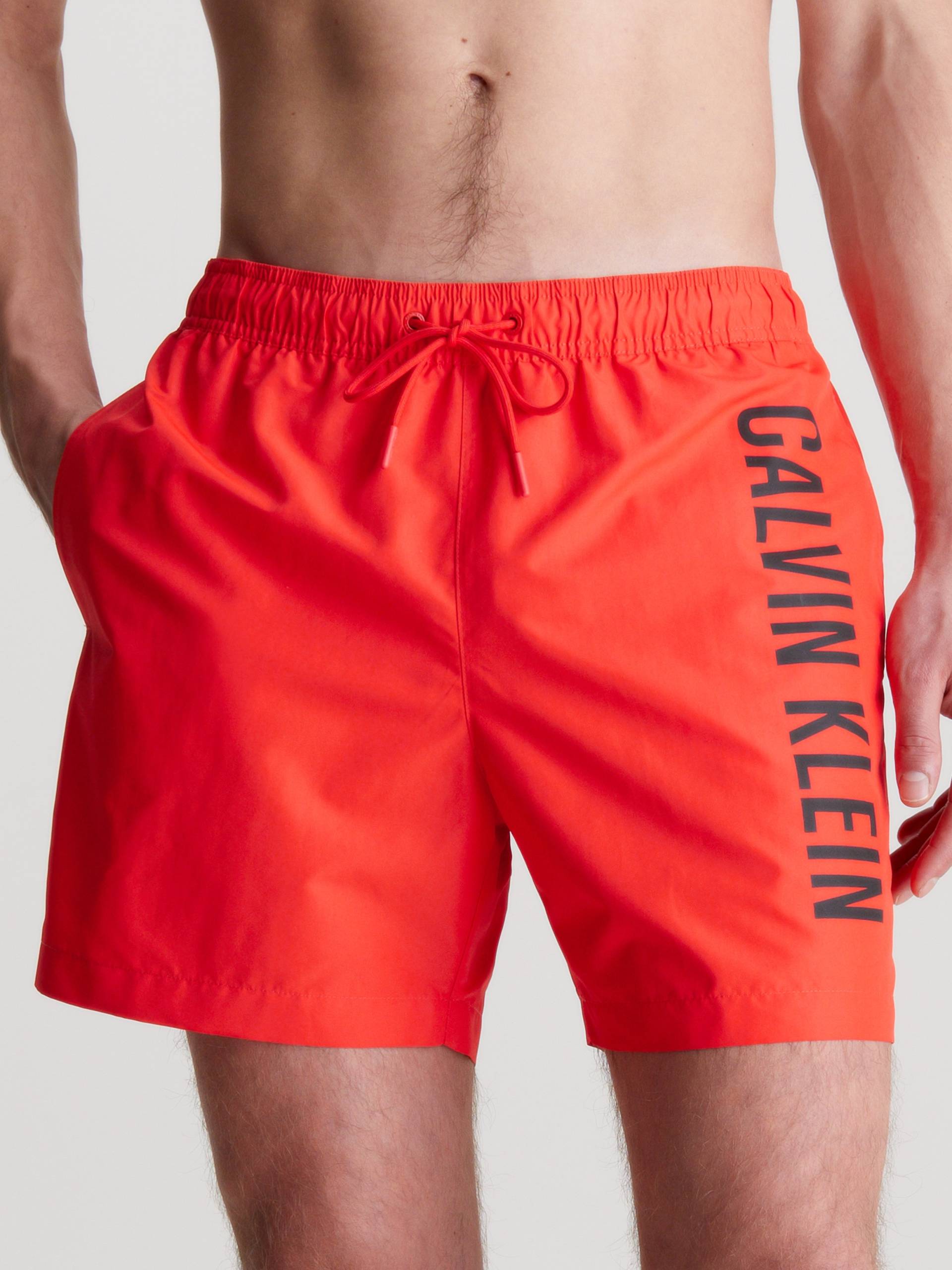 Calvin Klein Swimwear Badeshorts »MEDIUM DRAWSTRING«, mit kontrastfarbenem Logo-Schrifztug am Bein von Calvin Klein Swimwear