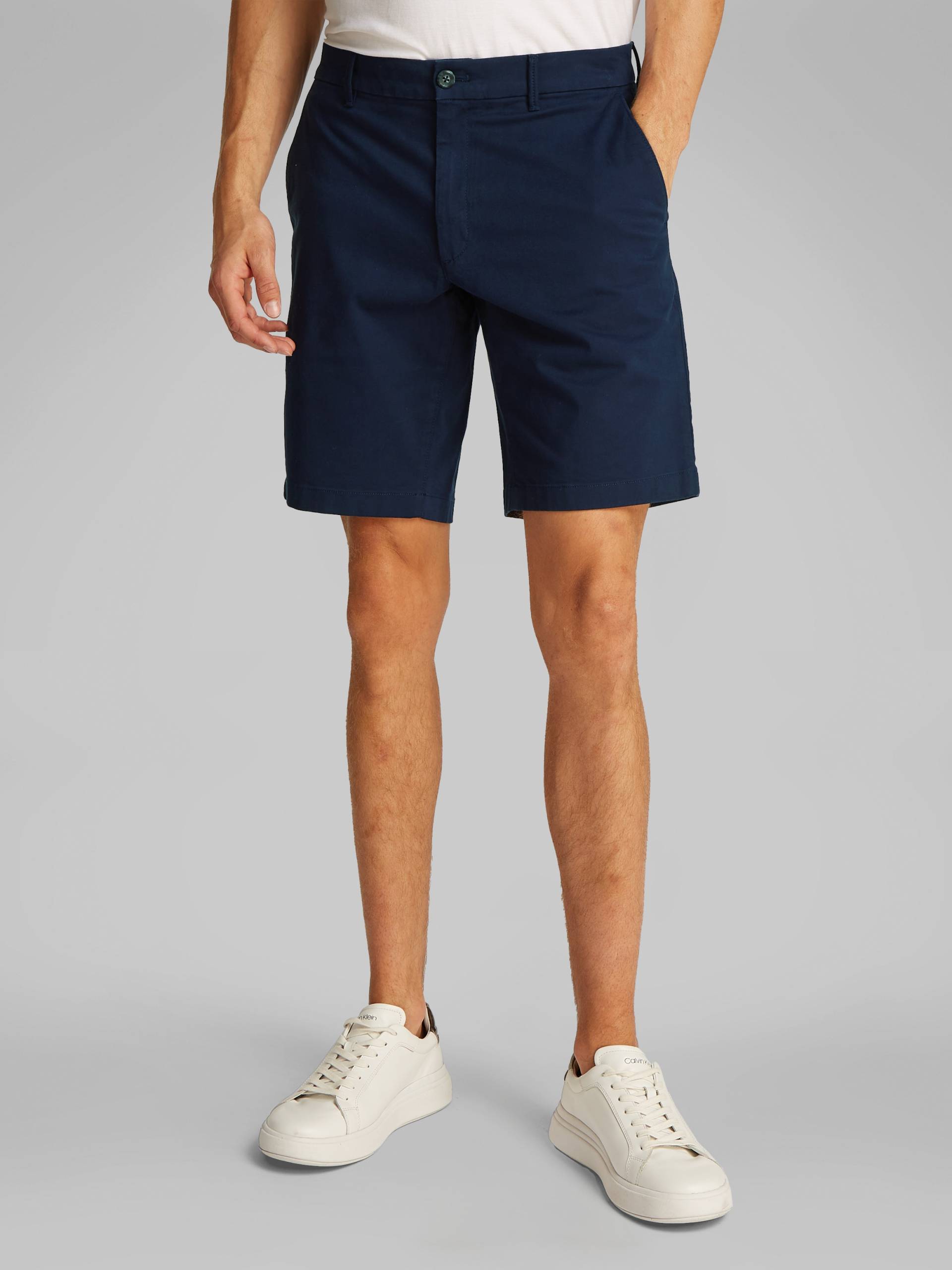 Calvin Klein Chinoshorts »MODERN TWILL SLIM CHINO SHORT«, mit Logo-Patch von Calvin Klein